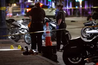 Cảnh sát điều tra hiện trường một vụ xả súng tại bang Texas, Mỹ. (Ảnh: Reuters)