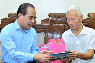 Đồng chí Chẩu Văn Lâm, Bí thư Tỉnh ủy Tuyên Quang tặng quà bệnh binh Phan Văn Quán tổ 7, phường Tân Quang, thành phố Tuyên Quang.