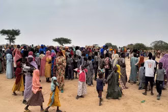 Những người Sudan chạy trốn tình trạng bạo lực đang chờ đến lượt đăng ký tại khu trại gần biên giới giáp Cộng hòa Chad, ngày 26/4/2023. (Ảnh: Reuters)