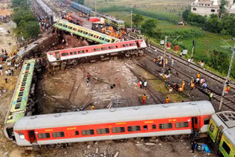 Hai tàu chở khách và 1 tàu chở hàng liên quan vụ tai nạn tại bang Odisha, Ấn Độ, ngày 2/6/2023. (Ảnh: Reuters)