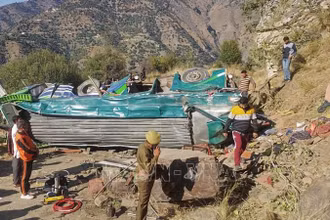Hiện trường vụ tai nạn xe khách tại khu vực Kashmir của Ấn Độ ngày 15/11/2023. (Ảnh: AFP/TTXVN)