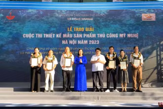 Lãnh đạo Sở Công thương Hà Nội trao giải cho các tác giả đoạt giải Nhất. 