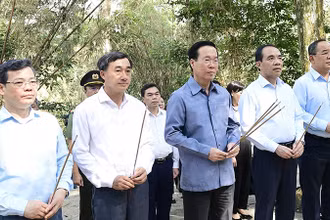 Chủ tịch nước Võ Văn Thưởng dâng hương tại Lán Nà Nưa. (Ảnh: Báo Tuyên Quang) 