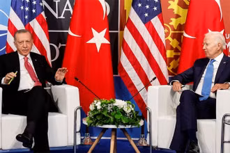 Tổng thống Mỹ Joe Biden gặp người đồng cấp Thổ Nhĩ Kỳ Recep Tayyip Erdogan trong Hội nghị cấp cao NATO tại Madrid, Tây Ban Nha, ngày 29/6/2022. (Ảnh: Reuters)