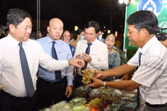 Người dân và du khách tham quan, thưởng lãm các sản phẩm trưng bày, quảng bá tại Hội chợ.