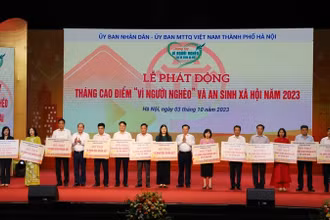 Bí thư Thành ủy Hà Nội Đinh Tiến Dũng và Phó Chủ tịch Ủy ban Mặt trận Tổ quốc Việt Nam Hoàng Công Thủy trao kinh phí hỗ trợ hộ nghèo cho các huyện, thị xã của Hà Nội.