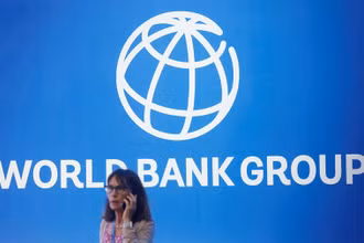 Logo của WB. (Ảnh: Reuters)