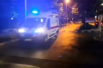 Xe cứu thương được huy động để ứng phó vụ nổ súng gần Mladenovac, Serbia, ngày 4/5/2023. (Ảnh: CNN)