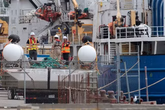 "Tàu mẹ" Polar Prince đang được kiểm tra tại cảng St.John's, tỉnh Newfoundland, Canada, ngày 25/6/2023. (Ảnh: Reuters)