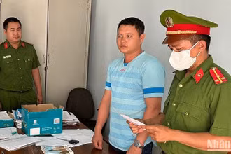 Công an huyện Đắk Mil tống đạt các quyết định tố tụng đối với Nguyễn Thành Trung (mặc áo thun xanh sọc ngang).