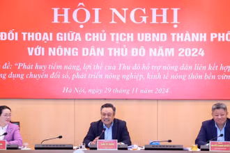 Chủ tịch thành phố Hà Nội chủ trì buổi đối thoại. 
