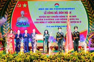 Phó Bí thư Thường trực Thành ủy Hà Nội Nguyễn Thị Tuyến trao Huân chương Lao động hạng Ba cho huyện Ba Vì. 