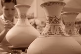Sản xuất tại làng Gốm Bát Tràng. 