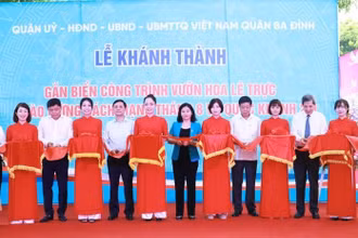 Các đại biểu cắt băng khánh thành vườn hoa Lê Trực.