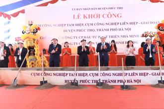 Các đại biểu khởi công dự án. 