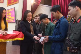 Lãnh đạo huyện Ứng Hòa (Hà Nội) tặng quà các thanh niên.