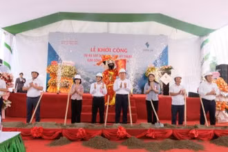 Các đại biểu tham gia lễ khởi công. 