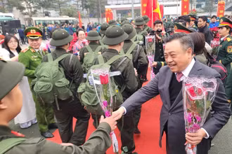 Chủ tịch thành phố Hà Nội tặng hoa các tân binh. 