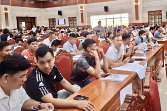 Khách hàng tham gia phiên đấu giá. 