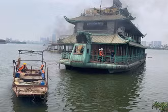 Lực lượng chức năng tháo dỡ phương tiện trên hồ Tây.