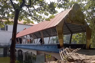 Chủ đầu tư tháo dỡ công trình nhà nổi giữa hồ.
