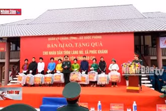 Bàn giao nhà và tặng quà cho nhân dân làng Nủ
