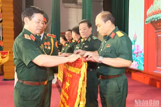 3. Trung tướng Đỗ Xuân Tụng - Phó chủ nhiệm Tổng cục Chính trị tặng cờ đơn vị đoạt giải xuất sắc cho Đội thi Lực lượng vũ trang Quân khu 5 (ảnh: ĐÌNH TĂNG).