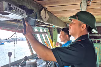 Cán bộ, chiến sĩ Trạm Biên phòng Mân Quang kiểm tra máy giám sát hành trình trên các tàu khi làm thủ tục xuất bến. 