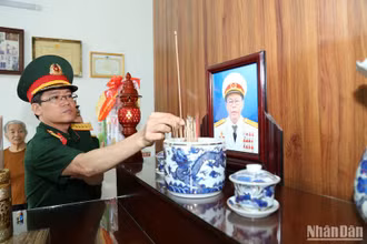Đại tá Lương Đình Chung viếng, thắp hương nguyên thủ trưởng Bộ Tư lệnh Quân khu đã từ trần. 