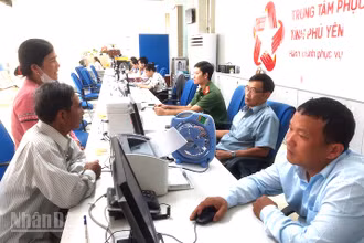 Cán bộ bộ phận một cửa Ủy ban nhân dân tỉnh Phú Yên. (Ảnh: PHƯƠNG NAM).