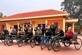 Đoàn đại biểu QĐND Việt Nam do Trung tướng Phạm Trường Sơn, Phó Tổng tham mưu trưởng làm trưởng đoàn thăm và chúc Tết Trung tâm Điều dưỡng thương binh Thuận Thành ngày 20/1/2025.