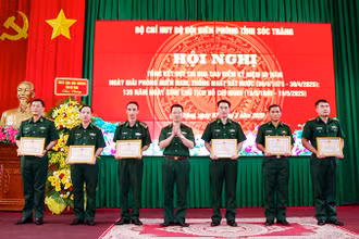 Đại tá Phạm Lê Xuân Bình trao giấy khen cho các tập thể.