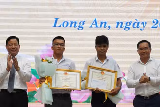 Lãnh đạo tỉnh Long An trao Bằng khen cho 2 học sinh đoạt giải Nhì Cuộc thi Khoa học Kỹ thuật cấp quốc gia.