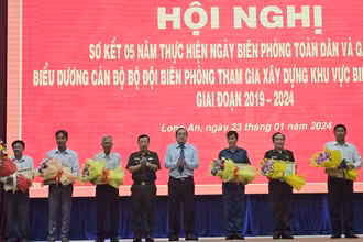 Lãnh đạo Bộ Tư lệnh Bộ đội Biên phòng và tỉnh Long An trao Bằng khen cho các tập thể và cá nhân. 