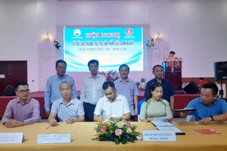 Doanh nghiệp hai tỉnh ký biên bản kết nối giao thương nông sản thực phẩm.
