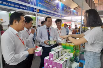 Lãnh đạo tỉnh Long An tham quan gian hàng sản phẩm chủ lực của Long An tham dự Hội nghị cung-cầu giữa Thành phố Hồ Chí Minh với các tỉnh, thành trong cả nước. 