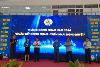Lãnh đạo Liên đoàn Lao động Long An, Công đoàn các Khu công nghiệp, doanh nghiệp và các Sở, ngành thực hiện nghi thức phát động Tháng Công nhân 2024.