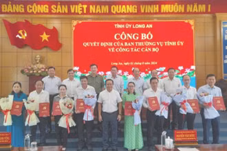 Bí thư Tỉnh ủy Long An Nguyễn Văn Được trao các quyết định cho các cán bộ. 