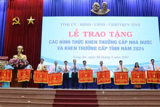 Lãnh đạo tỉnh Long An thừa ủy quyền của Thủ tướng Chính phủ trao Cờ Thi đua của Thủ tướng cho các tập thể. 