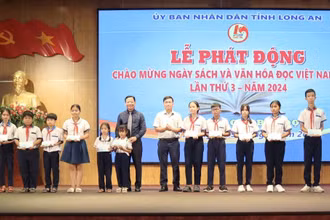 Lãnh đạo tỉnh Long An trao học bổng cho học sinh có hoàn cảnh khó khăn huyện Cần Đước, Long An.