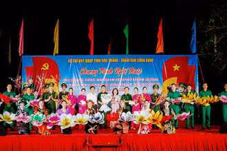 Tặng hoa chúc mừng đoàn văn công Bộ đội Biên phòng.