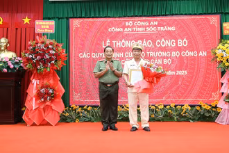 Thiếu tướng Bùi Văn Quyền trao quyết định của Bộ trưởng Công an cho Đại tá Phạm Quốc Việt