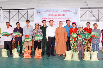 Bộ đội Biên phòng cùng lãnh đạo địa phương và nhà tài trợ trao quà cho hộ Khmer nghèo.