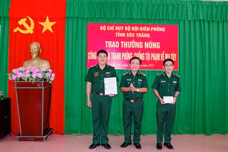 Thưởng nóng cho Đồn Biên phòng Trung Bình và Đội Đặc nhiệm phòng, chống ma túy và tội phạm, Bộ đội Biên phòng tỉnh Sóc Trăng.