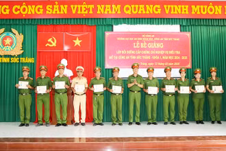 Đại tá Bùi Đức An - Phó Giám đốc Công an tỉnh Sóc Trăng trao chứng chỉ cho các học viên.