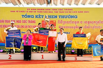 Lãnh đạo tỉnh Sóc Trăng trao giải cho các đội ghe Ngo nữ.