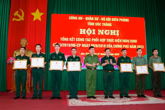 Lãnh đạo Bộ Chỉ huy Bộ đội biên phòng tỉnh và Công an tỉnh Sóc Trăng trao Bằng khen cho các cá nhân.