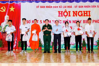 Tặng học bổng cho học sinh vượt khó học tốt vùng biên giới biển.