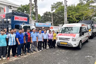 Lực lượng tình nguyện của tỉnh Sóc Trăng áp tải hàng hóa cứu trợ đồng bào bị bão, lũ miền bắc.