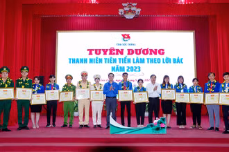 Tuyên dương các thanh niên tiên tiến làm theo lời Bác.